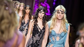 Kendall Jenner , ortada, İtalyan moda tasarımcısı Donatella Versace'nin Paris'te sergilenen 2015/2016 Sonbahar-Kış Haute Couture moda koleksiyonundan bir kreasyon giyiyor.