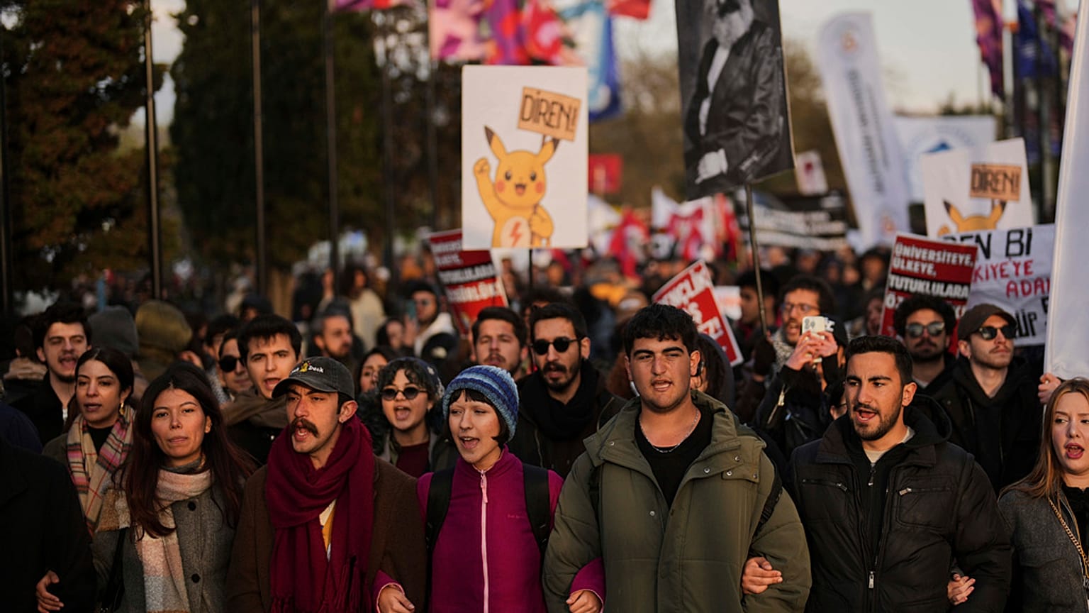 Üniversite öğrencileri, gösterilerde gözaltına alınan diğer öğrencilerle dayanışma amacıyla protesto yürüyüşü düzenledi, İstanbul, 8 Nisan 2025.