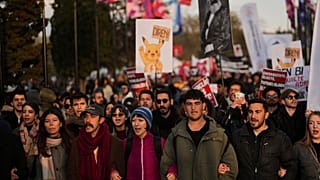 Üniversite öğrencileri, gösterilerde gözaltına alınan diğer öğrencilerle dayanışma amacıyla protesto yürüyüşü düzenledi, İstanbul, 8 Nisan 2025.