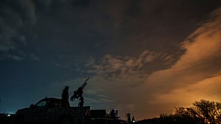 Ukrán katona a gépfegyver mögött