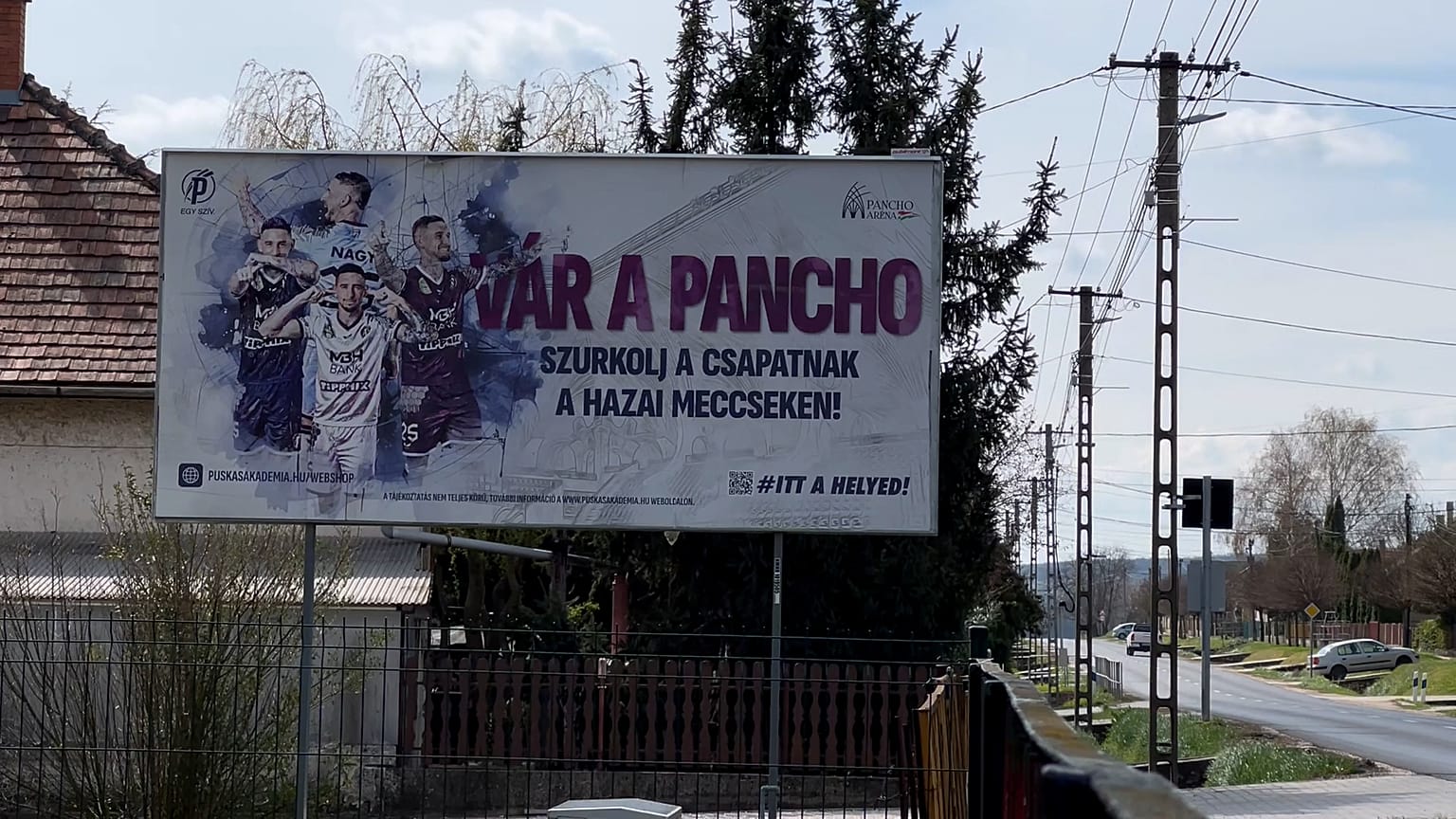 Szurkolókat toborzó plakát Felcsút főutcáján