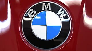 Il logo BMW su un'automobile BMW M5 esposta al Pittsburgh International Auto Show di Pittsburgh. 14 febbraio 2025.