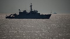 Ein Kriegsschiff segelt während einer von der rumänischen Marine geleiteten Übung vor Constanta, Rumänien, am Dienstag, 16. April 2024. Die Übung mit dem Titel "Sea Shield 2024.