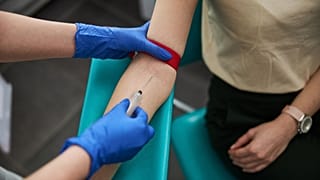 Se extrae sangre a una paciente.