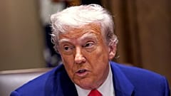 Il presidente degli Stati Uniti Donald Trump parla durante una riunione di gabinetto nella sala dei ministri della Casa Bianca, 10 aprile 2025.