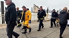 Rettungskräfte gehen am Pier 40 in New York entlang, gegenüber der Stelle, an der ein Hubschrauber im Hudson River zwischen Manhattan und New Jersey abgestürzt ist, Donnerstag, 10. April 2025