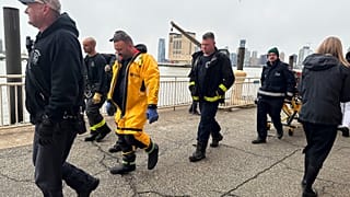 Rettungskräfte gehen am Pier 40 in New York entlang, gegenüber der Stelle, an der ein Hubschrauber im Hudson River zwischen Manhattan und New Jersey abgestürzt ist, Donnerstag, 10. April 2025