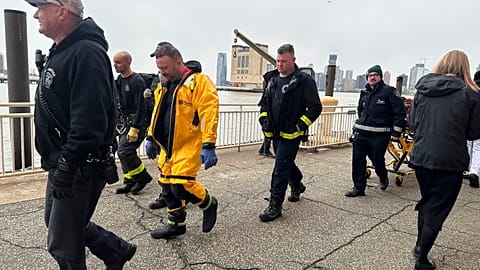 Elsősegélynyújtók sétálnak a 40-es mólón New Yorkban, szemben azzal a hellyel, ahol egy helikopter lezuhant a Hudson folyóba Manhattan, New Jersey vízpartja között, 2025. április 10-én, csütörtökön.