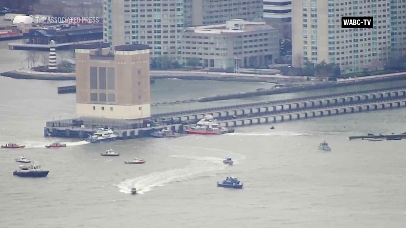 Helicóptero cai no rio Hudson