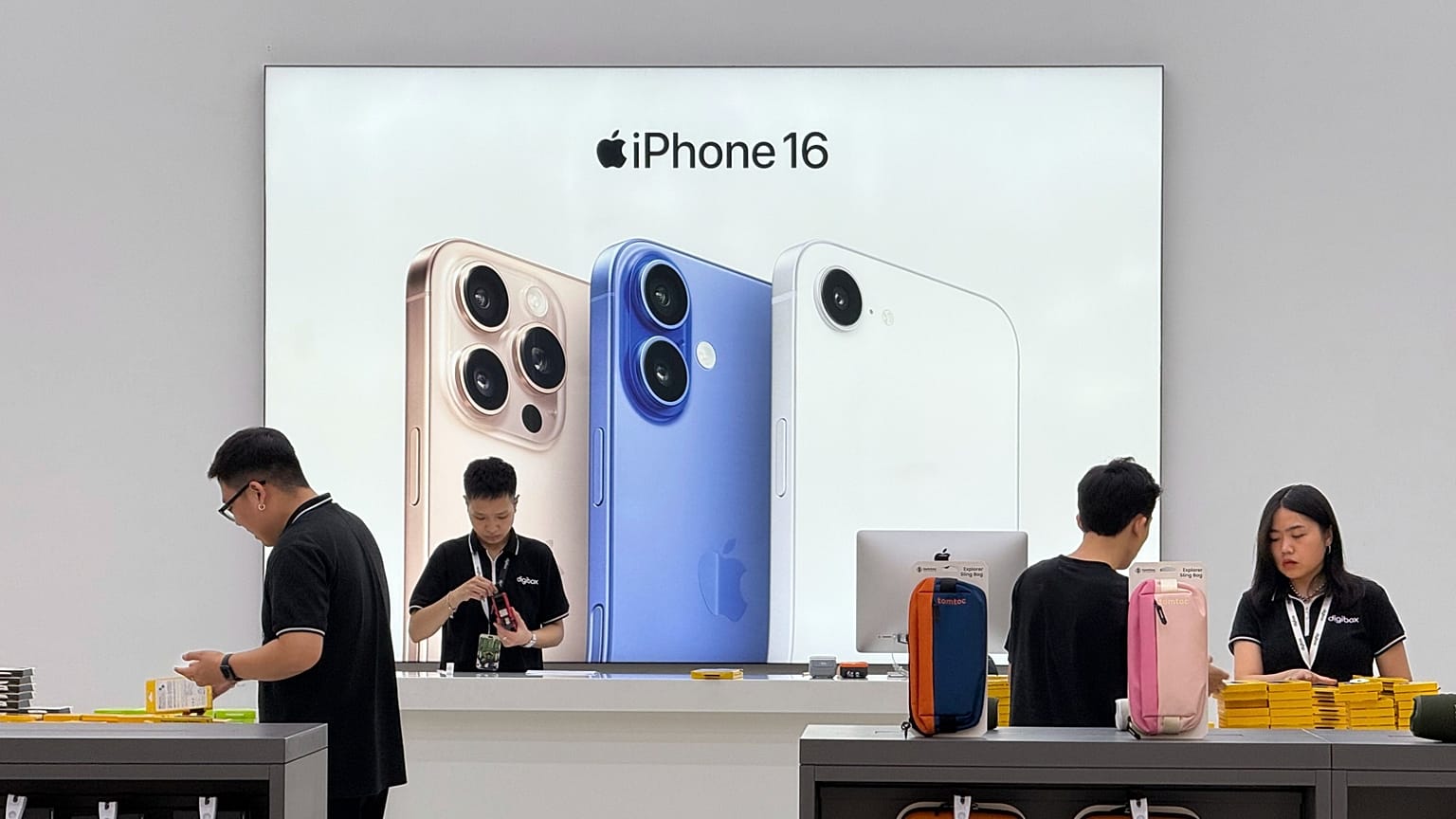 Satış personeli 10 Nisan 2025 Perşembe günü Vietnam'ın Hanoi kentindeki bir Apple mağazasında çalışıyor.
