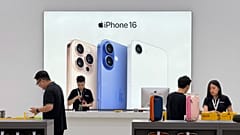 Satış personeli 10 Nisan 2025 Perşembe günü Vietnam'ın Hanoi kentindeki bir Apple mağazasında çalışıyor.