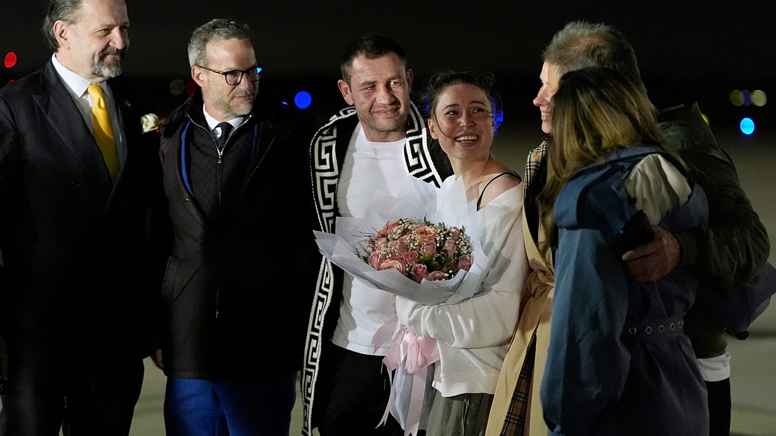 Ksenia Karelina y su prometido, el boxeador profesional Chris van Heerden, conversan en la pista a su llegada el jueves 10 de abril de 2025 a la Base Conjunta Andrews, Maryland (AP Photo/Alex Br