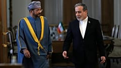 عباس عراقچی، وزیر امور خارجه ایران سمت راست و سید بدر البوسعیدی، وزیر امور خارجه عمان سمت چپ