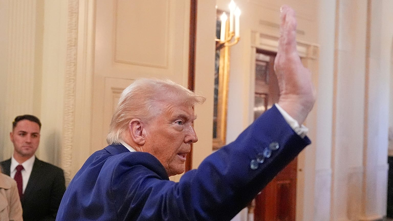 Le président Donald Trump quitte les lieux après un événement dans la salle Est de la Maison Blanche.
