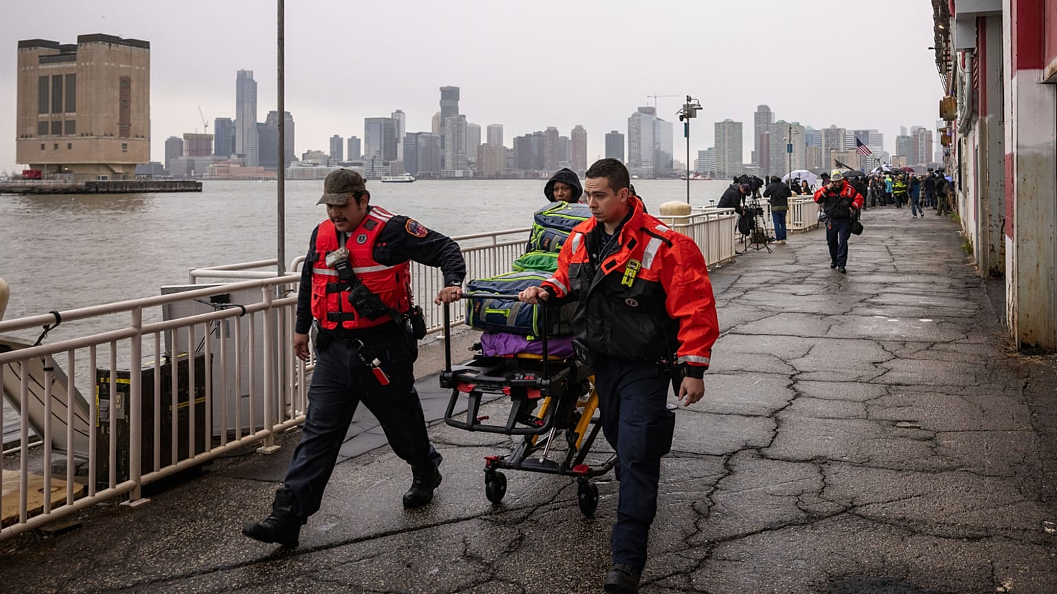 FDNY personeli, 10 Nisan 2025 Perşembe günü Manhattan ve New Jersey kıyıları arasında Hudson Nehri'ne düşen bir helikopterin bulunduğu Pier 40'ta bir sedye taşıyor.