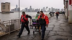FDNY-Personal trägt eine Trage am Pier 40, wo am Donnerstag, den 10. April 2025, ein Hubschrauber im Hudson River zwischen Manhattan und der New Jersey Waterfront abgestürzt ist