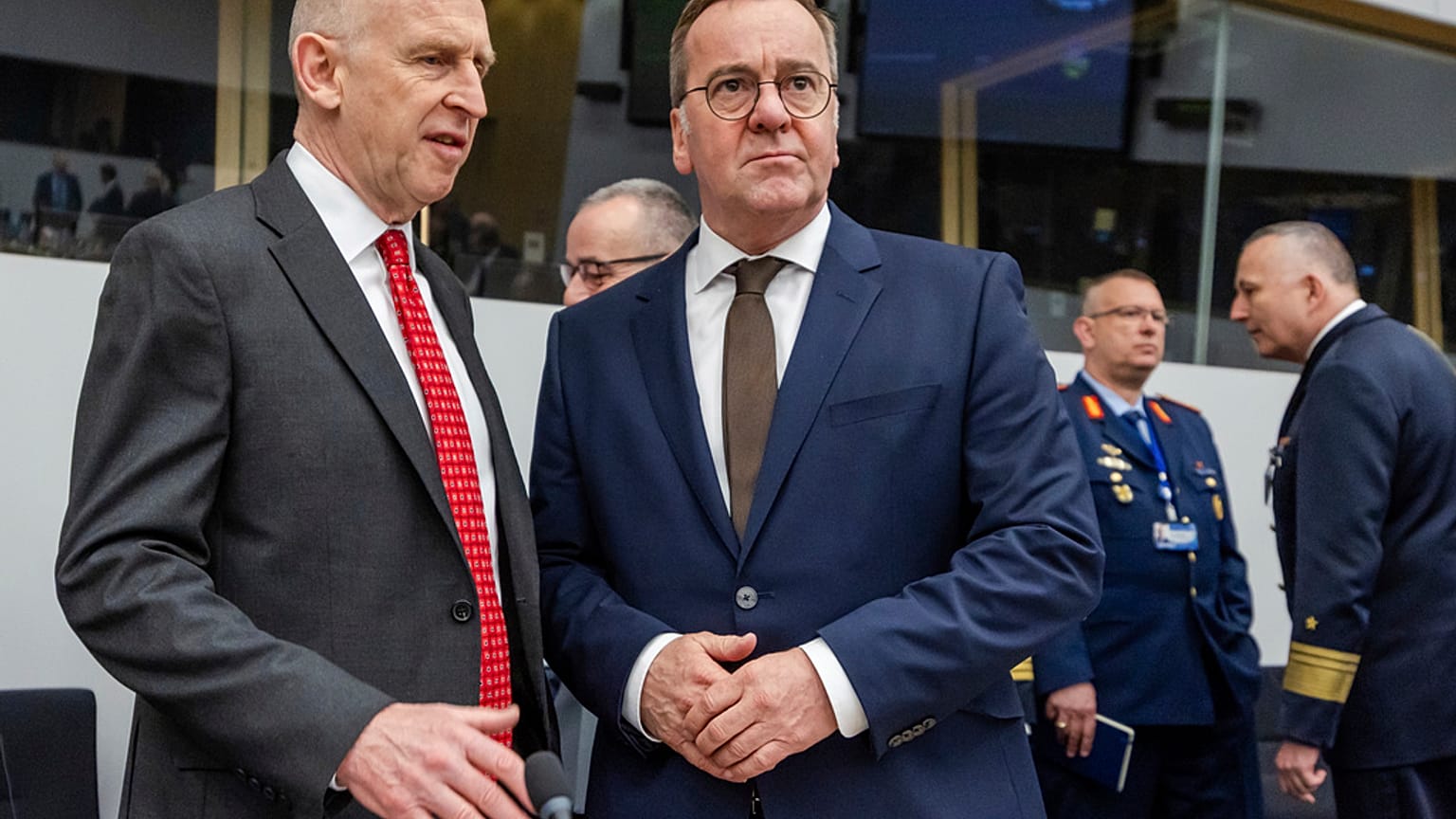 İngiltere Savunma Bakanı John Healey, Almanya Savunma Bakanı Boris Pistorius ile, 11 Nisan 2025.