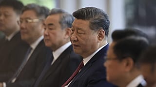 O Presidente chinês Xi Jinping participa numa reunião bilateral com o Primeiro-Ministro espanhol Pedro Sanchez, sem ser visto, na Diaoyutai Guest House em Pequim, China. 11 de abril de 2025.