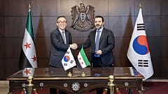 Güney Kore Dışişleri Bakanı Cho Tae-yul, solda, ortak bir bildiri imzaladıktan sonra Suriye Dışişleri Bakanı Asaad al-Shaibani ile el sıkışıyor, 10 Nisan 2025.