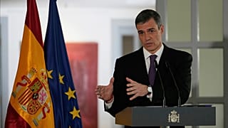 El presidente del Gobierno español, Pedro Sánchez, habla durante una rueda de prensa en la Embajada de España en Pekín el viernes 11 de abril de 2025.