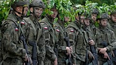 Freiwillige nehmen an der Grundausbildung der polnischen Armee in Nowogrod, Polen, am 20. Juni 2024 teil.