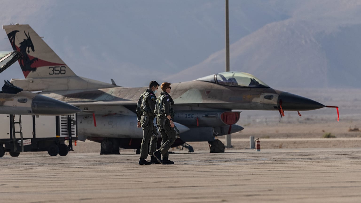 خلبانان نیروی هوایی اسرائیل در نزدیکی یک F-16