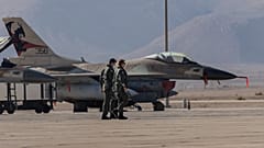خلبانان نیروی هوایی اسرائیل در نزدیکی یک F-16