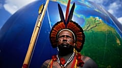 Ein indigener Mann steht neben einem großen Erdballon während des Marsches unter dem Motto: 'Wir sind die Antwort' in Brasília, Brasilien, am Donnerstag, den 10. April 2025