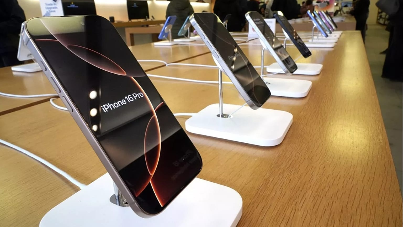 عرض iPhone 16s في متجر Apple في بيتسبرغ في 12 يناير 2025.