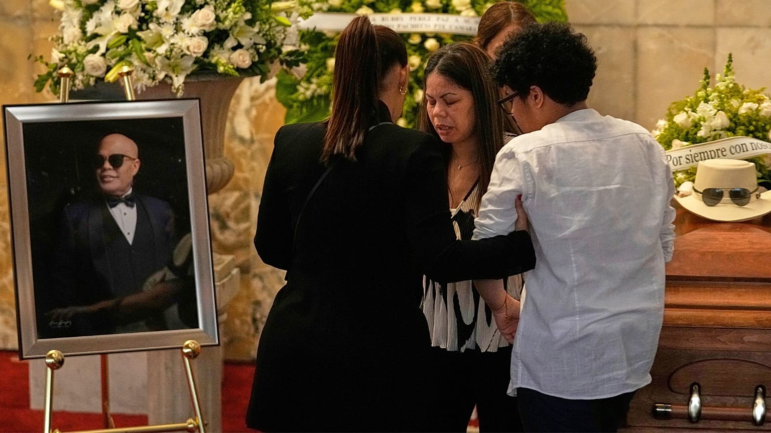 As pessoas de luto prestam homenagem ao ícone do merengue Rubby Pérez, que morreu no desabamento de um telhado na República Dominicana