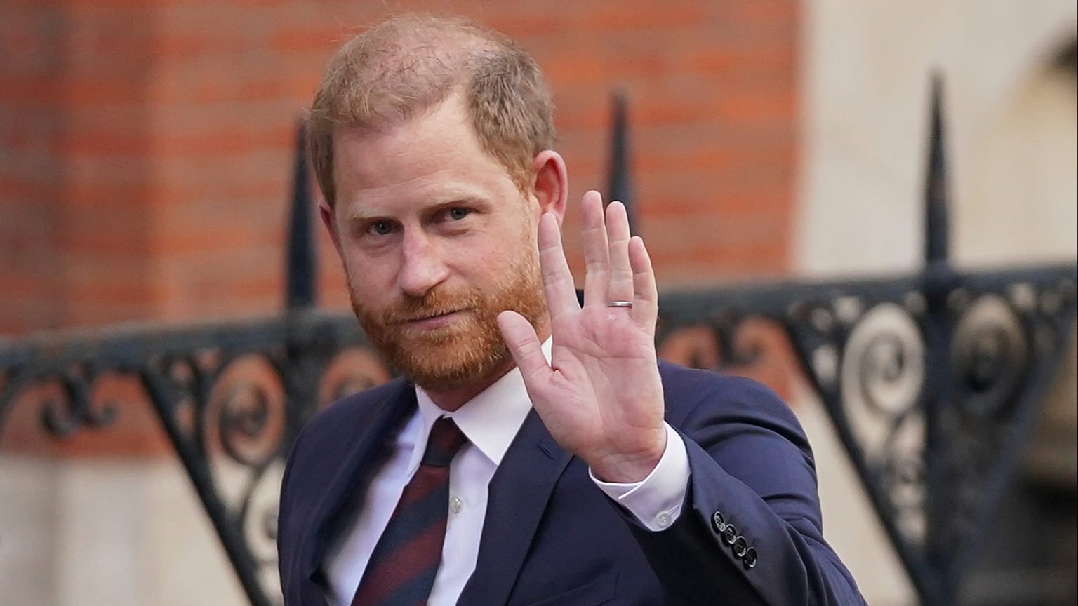 El príncipe Harry saluda a la salida de los Tribunales Reales de Justicia en Londres, el miércoles 9 de abril de 2025.