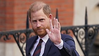 الأمير هاري يلوح بيده أثناء مغادرته محكمة العدل الملكية في لندن، الأربعاء 9 أبريل/نيسان 2025.