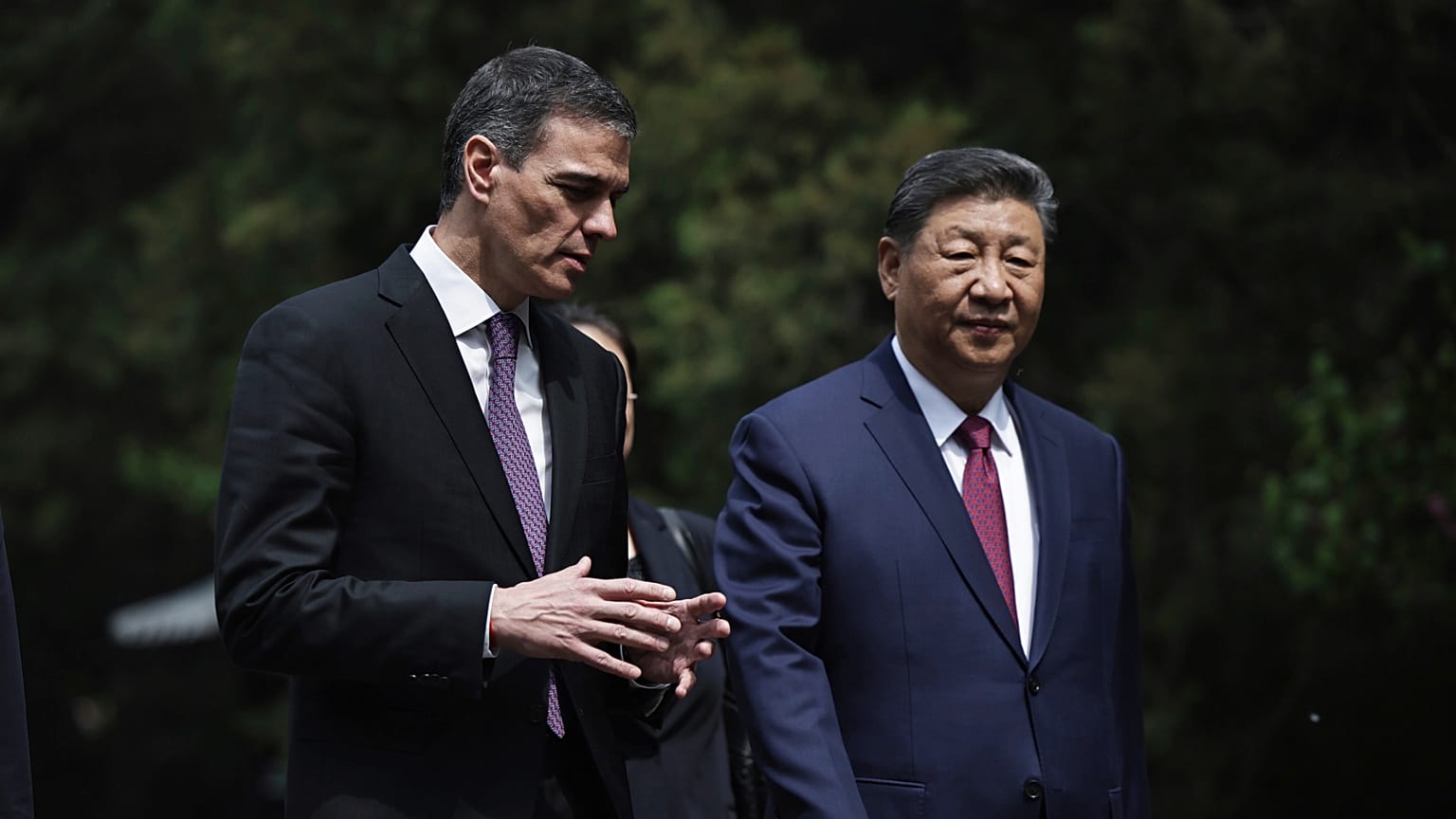 Hszi Csin-ping kínai elnök és Pedro Sanchez spanyol miniszterelnök sétálnak a pekingi Diaojutai Vendégház kertjében, 2025. április 11-én.