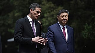 O Presidente chinês Xi Jinping e o Primeiro-Ministro espanhol Pedro Sanchez passeiam nos jardins da Casa de Hóspedes Diaoyutai em Pequim, 11 de abril de 2025
