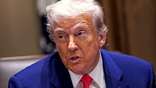 الرئيس دونالد ترامب يتحدث في اجتماع لمجلس الوزراء في قاعة مجلس الوزراء في البيت الأبيض، الخميس 10 أبريل/نيسان 2025، في واشنطن.