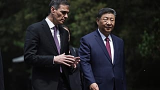 صورة تجمع الرئيس الصيني شي جينبينغ برئيس الوزراء الإسباني بيدرو سانشيز خلال لقاء في بكين يوم الجمعة 11 أبريل 2025