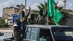 مقاتلون أكراد مدعومون أمريكيًا ينسحبون من حيين في حلب ضمن اتفاق مع الحكومة السورية، الجمعة 4 أبريل 2025.