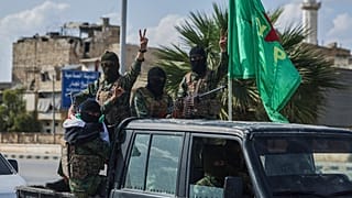 Az Egyesült Államok által támogatott kurd harcosok kivonulnak Aleppó két negyedéből a szíriai kormánnyal kötött megállapodás részeként