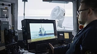 Un navire de la marine estonienne navigue en mer Baltique, 9 janvier 2025