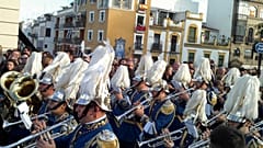 Immagine d'archivio di un gruppo musicale che accompagna una processione della Settimana Santa in Spagna. 