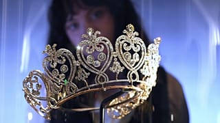 A museum employee views 'The Manchester Tiara' (1903) at Cartier’s first major exhibition in nearly 30 years, held at the V&A Museum in London on 9 April 2025.