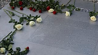 Blumen liegen auf einer Gedenktafel auf dem Appellplatz des ehemaligen Konzentrationslagers Buchenwald, 6. April 2025.
