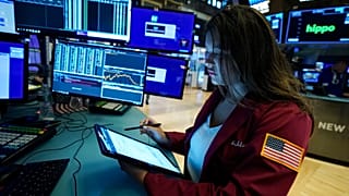 İş insanı Ashley Lara, 3 Ağustos 2021, Salı günü New York Borsası katında çalışıyor. 