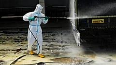 Un operario rocía un camión con desinfectante para evitar la propagación de la fiebre aftosa de Eslovaquia a la República Checa, 11 de abril de 2025.