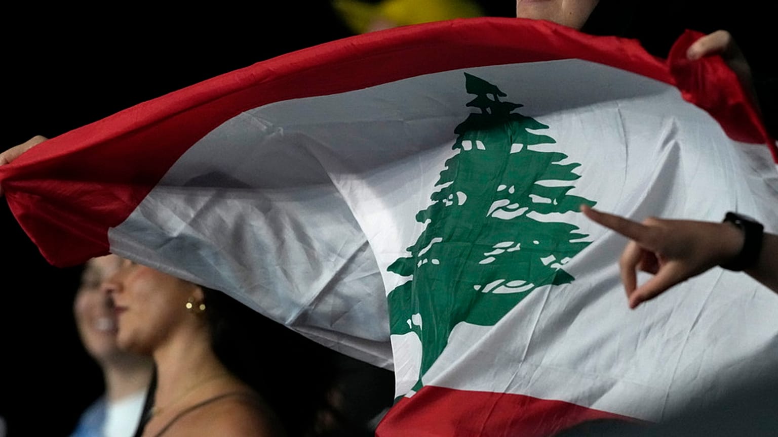  العلم اللبناني