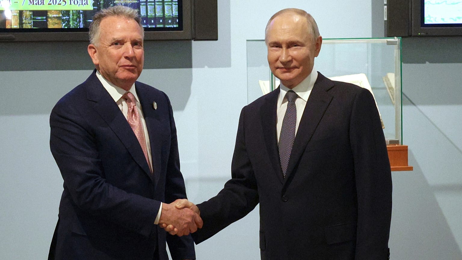 El presidente ruso, Vladímir Putin, y el enviado especial del presidente Trump, Steve Witkoff, se dan la mano antes de sus conversaciones en San Petersburgo, 11 de abril 2025
