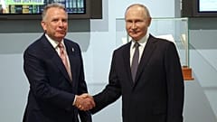 El presidente ruso, Vladímir Putin, y el enviado especial del presidente Trump, Steve Witkoff, se dan la mano antes de sus conversaciones en San Petersburgo, 11 de abril 2025