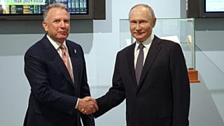 El presidente ruso, Vladímir Putin, y el enviado especial del presidente Trump, Steve Witkoff, se dan la mano antes de sus conversaciones en San Petersburgo, 11 de abril 2025