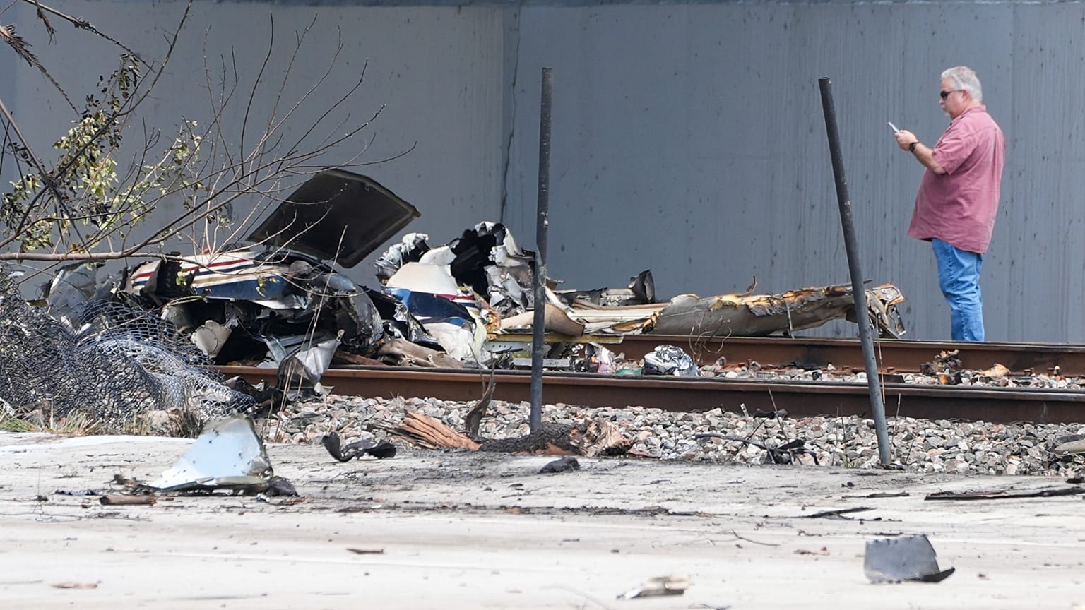 El equipo de emergencia inspecciona el lugar del accidente de un avión pequeño, el viernes 11 de abril de 2025 en Boca Raton, Florida.