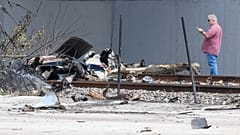 El equipo de emergencia inspecciona el lugar del accidente de un avión pequeño, el viernes 11 de abril de 2025 en Boca Raton, Florida.